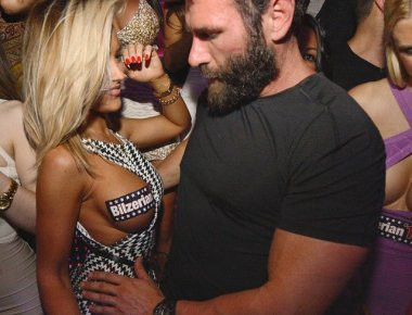 Dan Bilzerian: Ο προκλητικός εκατομμυριούχος που βγάζει φωτογραφίες με πανέμορφες γυμνές γυναίκες (βίντεο)